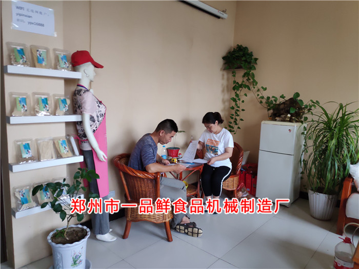 客戶簽訂購機(jī)協(xié)議 客戶簽訂購機(jī)協(xié)議