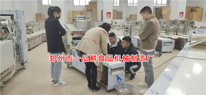 客戶訂購(gòu)的燴面機(jī)開(kāi)始調(diào)試 客戶訂購(gòu)的燴面機(jī)開(kāi)始調(diào)試