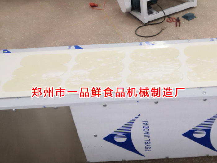 按客戶要求調試設備生產出的燴面片 按客戶要求調試設備生產出的燴面片