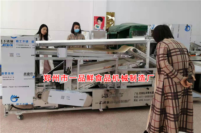 客服演示揉壓機(jī)生產(chǎn)操作 客服演示揉壓機(jī)生產(chǎn)操作