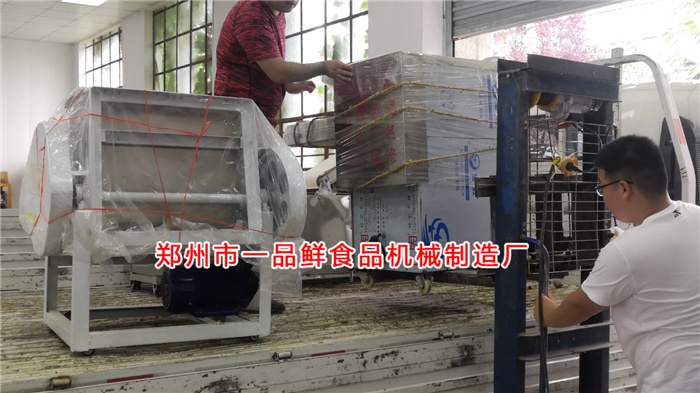 揉壓機裝車中 揉壓機裝車中